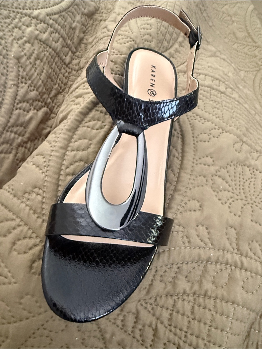 NEW Carmeyy Karen Scott Black T-Strap Sandals